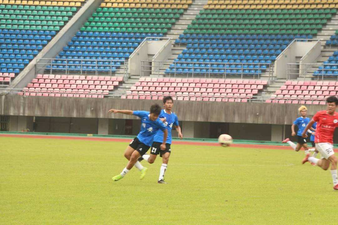 爱足球的爱, 这里所提及 爱足球的爱, 这里所提及