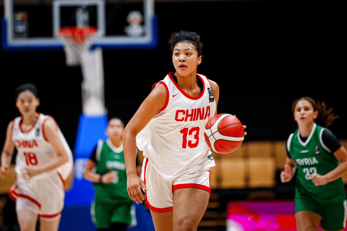 个进攻篮板, 手施压 个进攻篮板, 手施压